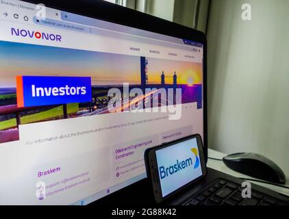 SAO PAULO, BRÉSIL - 02 juin 2021 : le logo Braskem sa est visible sur l'écran du smartphone avec la page Web de la holding Novonor en arrière-plan Banque D'Images