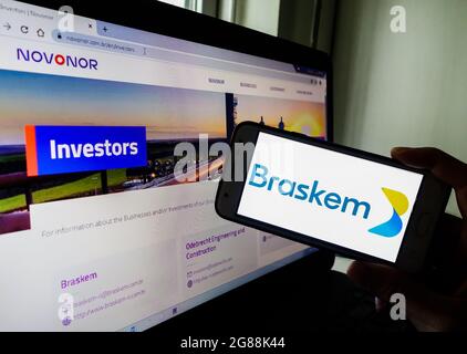 SAO PAULO, BRÉSIL - 02 juin 2021 : le logo Braskem sa est visible sur l'écran du smartphone avec la page Web de la holding Novonor en arrière-plan Banque D'Images