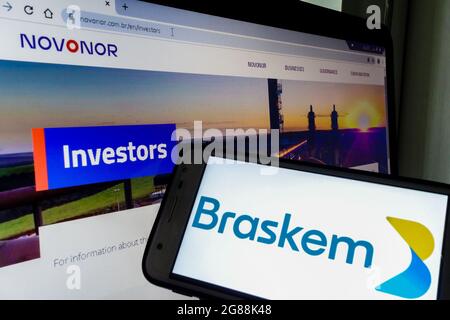 SAO PAULO, BRÉSIL - 02 juin 2021 : le logo Braskem sa est visible sur l'écran du smartphone avec la page Web de la holding Novonor en arrière-plan Banque D'Images