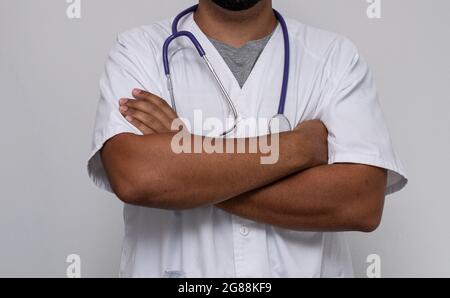 Un médecin sans visage, portant une robe et un stéthoscope, avec ses bras croisés. Concept de médecine Banque D'Images