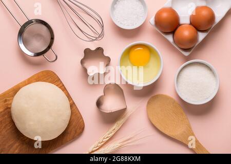 Fond de cuisson ou de cuisson. Ingrédients, articles de cuisine pour la cuisson. Vue de dessus. Banque D'Images