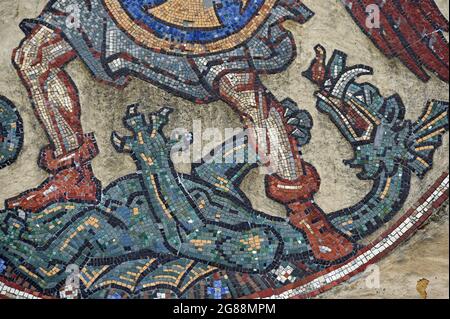 Mosaïque sur la façade de l'église à Steinhagen: Saint George lutte contre le dragon Banque D'Images