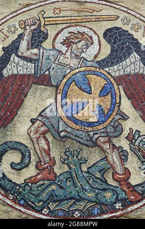 Mosaïque sur la façade de l'église à Steinhagen: Saint George lutte contre le dragon Banque D'Images