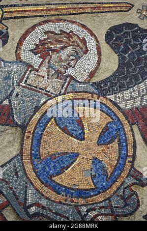 Mosaïque sur la façade de l'église à Steinhagen: Saint George lutte contre le dragon Banque D'Images