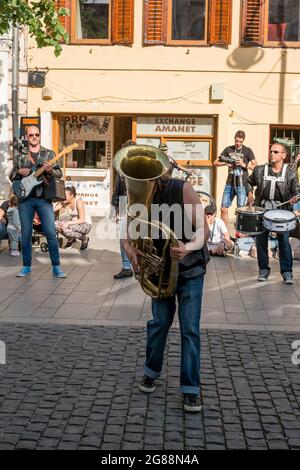 Sibiu City, Roumanie - 18 juin 2019. groupe de musique de rue dans les rues de Sibiu City, Roumanie Banque D'Images