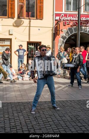 Sibiu City, Roumanie - 18 juin 2019. groupe de musique de rue dans les rues de Sibiu City, Roumanie Banque D'Images