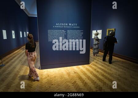 Édimbourg, Écosse. Samedi 17 juillet 2021. Les premiers visiteurs assistent à la dernière exposition de l’artiste écossais Alison Watt, « UN portrait sans ressemblance », à la Scottish National Portrait Gallery. Alison Watt a créé une série de nouvelles peintures en réponse à la pratique du célèbre artiste du portrait du XVIIIe siècle Allan Ramsay. L'exposition est exposée du 17 juillet 2021 au 9 janvier 2022. Banque D'Images