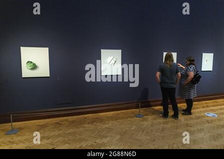 Édimbourg, Écosse. Samedi 17 juillet 2021. Les premiers visiteurs assistent à la dernière exposition de l’artiste écossais Alison Watt, « UN portrait sans ressemblance », à la Scottish National Portrait Gallery. Alison Watt a créé une série de nouvelles peintures en réponse à la pratique du célèbre artiste du portrait du XVIIIe siècle Allan Ramsay. L'exposition est exposée du 17 juillet 2021 au 9 janvier 2022. Banque D'Images