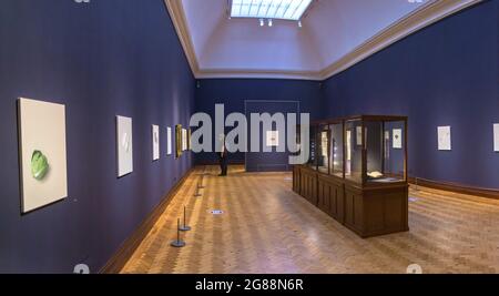 Édimbourg, Écosse. Samedi 17 juillet 2021. Les premiers visiteurs assistent à la dernière exposition de l’artiste écossais Alison Watt, « UN portrait sans ressemblance », à la Scottish National Portrait Gallery. Alison Watt a créé une série de nouvelles peintures en réponse à la pratique du célèbre artiste du portrait du XVIIIe siècle Allan Ramsay. L'exposition est exposée du 17 juillet 2021 au 9 janvier 2022. Banque D'Images