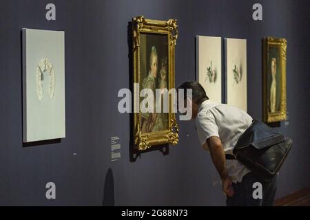 Édimbourg, Écosse. Samedi 17 juillet 2021. Les premiers visiteurs assistent à la dernière exposition de l’artiste écossais Alison Watt, « UN portrait sans ressemblance », à la Scottish National Portrait Gallery. Alison Watt a créé une série de nouvelles peintures en réponse à la pratique du célèbre artiste du portrait du XVIIIe siècle Allan Ramsay. L'exposition est exposée du 17 juillet 2021 au 9 janvier 2022. Banque D'Images