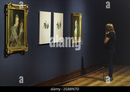 Édimbourg, Écosse. Samedi 17 juillet 2021. Les premiers visiteurs assistent à la dernière exposition de l’artiste écossais Alison Watt, « UN portrait sans ressemblance », à la Scottish National Portrait Gallery. Alison Watt a créé une série de nouvelles peintures en réponse à la pratique du célèbre artiste du portrait du XVIIIe siècle Allan Ramsay. L'exposition est exposée du 17 juillet 2021 au 9 janvier 2022. Banque D'Images