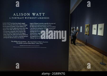 Édimbourg, Écosse. Samedi 17 juillet 2021. Les premiers visiteurs assistent à la dernière exposition de l’artiste écossais Alison Watt, « UN portrait sans ressemblance », à la Scottish National Portrait Gallery. Alison Watt a créé une série de nouvelles peintures en réponse à la pratique du célèbre artiste du portrait du XVIIIe siècle Allan Ramsay. L'exposition est exposée du 17 juillet 2021 au 9 janvier 2022. Banque D'Images