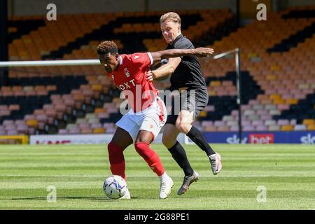 BURSLEM, ROYAUME-UNI. 17 JUILLET Jayden Richardson, de la forêt de Nottingham, protège la balle de Tom Conlon de Port Vale lors du match amical pré-saison entre Port Vale et la forêt de Nottingham à Vale Park, Burslom, le samedi 17 juillet 2021. (Credit: Jon Hobley | MI News) Credit: MI News & Sport /Alay Live News Banque D'Images