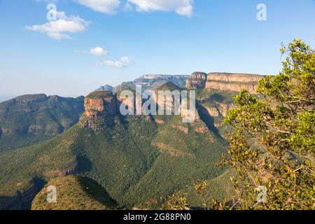 Les trois Rondavels sur la route Panorama de Mpumalanga offrent une vue spectaculaire sur le canyon de Blyde River, en Afrique du Sud Banque D'Images