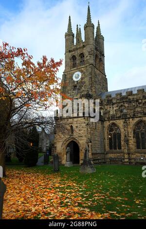 Tideswell, Église Saint-Jean-Baptiste - la 'Cathédrale du pic' Sud transept et porte en automne avec des feuilles dorées tombées Banque D'Images