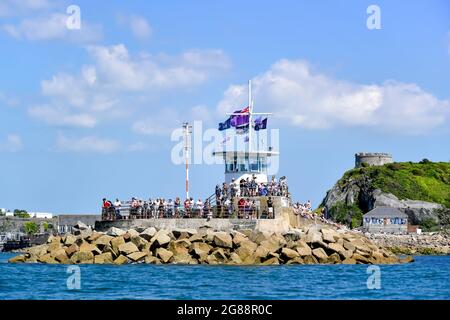 Spectateurs sur le Mont Batten Breakwater le premier jour de course au Grand-Bretagne SailGP à Plymouth, Devon, Royaume-Uni, le 17 juillet 2021. Photo de Phil Hutchinson. Utilisation éditoriale uniquement, licence requise pour une utilisation commerciale. Aucune utilisation dans les Paris, les jeux ou les publications d'un seul club/ligue/joueur. Banque D'Images