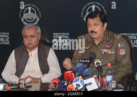 Inam Ghani, inspecteur général de la police pakistanaise, prenant la parole lors d'une importante conférence de presse après la mort du chef du « gang de Ladi » à Dera Ghazi Khan à la Direction générale des relations publiques (DGPR) Lahore. Au cours d'un échange de feu, le commandant du gang de Ladi Khuda Bakhsh et Majeed Jindo, le chef d'état d'esprit du gang ont été tués, le tristement célèbre Khuda Bukhsh avait récemment posté une vidéo, dans laquelle les mains, Le gangster célèbre a montré que les oreilles et le nez d'une personne étaient hachés brutalement.le premier ministre avait ordonné au gouvernement provincial, au chef de police et aux hauts fonctionnaires des Rangers de prendre des armes Banque D'Images