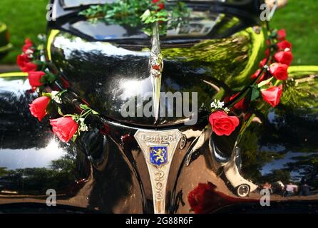 Baden Baden, Allemagne. 18 juillet 2021. Une Peugeot 203 de 1954 est présentée lors de la 44e International Classic car Meeting. Depuis 1976, Baden-Baden est le lieu de rencontre des passionnés de voitures classiques de toute l'Europe. 300 voitures classiques avaient été enregistrées cette année. Credit: Uli Deck/dpa/Alay Live News Banque D'Images