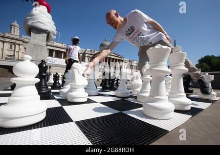 Londres, Royaume-Uni. 18 juillet 2021. Les personnes jouant aux échecs au ChessFest, un événement gratuit organisé par le maire de Londres, travaillant avec les écoles et les communautés pour promouvoir la stimulation et l'apprentissage. Crédit : Mark Thomas/Alay Live News Banque D'Images