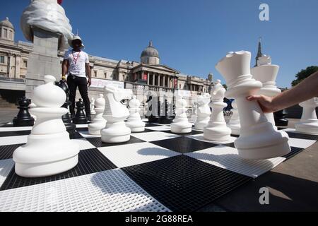 Londres, Royaume-Uni. 18 juillet 2021. Les personnes jouant aux échecs au ChessFest, un événement gratuit organisé par le maire de Londres, travaillant avec les écoles et les communautés pour promouvoir la stimulation et l'apprentissage. Crédit : Mark Thomas/Alay Live News Banque D'Images