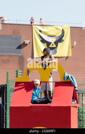 Scunthorpe, Royaume-Uni. 16 juillet 2021. La rébellion animale a organisé un blocus à l'extérieur du fournisseur de viande de McDonald's OSI pour exiger que McDonald's passe vegan d'ici 2025 Banque D'Images