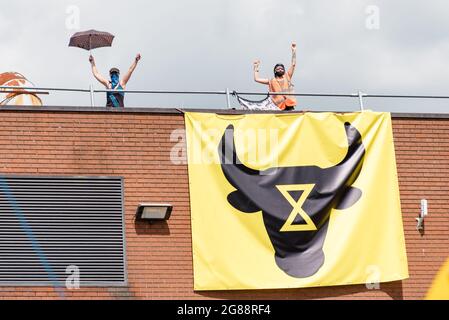 Scunthorpe, Royaume-Uni. 16 juillet 2021. La rébellion animale a organisé un blocus à l'extérieur du fournisseur de viande de McDonald's OSI pour exiger que McDonald's passe vegan d'ici 2025 Banque D'Images