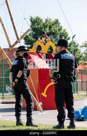 Scunthorpe, Royaume-Uni. 16 juillet 2021. La rébellion animale a organisé un blocus à l'extérieur du fournisseur de viande de McDonald's OSI pour exiger que McDonald's passe vegan d'ici 2025 Banque D'Images