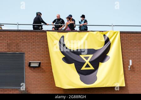 Scunthorpe, Royaume-Uni. 16 juillet 2021. La rébellion animale a organisé un blocus à l'extérieur du fournisseur de viande de McDonald's OSI pour exiger que McDonald's passe vegan d'ici 2025 Banque D'Images