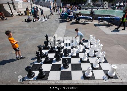 Londres, Royaume-Uni. 18 juillet 2021. Les personnes jouant aux échecs au ChessFest, un événement gratuit organisé par le maire de Londres, travaillant avec les écoles et les communautés pour promouvoir la stimulation et l'apprentissage. Crédit : Mark Thomas/Alay Live News Banque D'Images