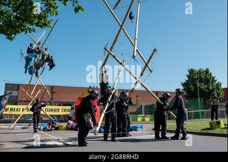 Scunthorpe, Royaume-Uni. 16 juillet 2021. La rébellion animale a organisé un blocus à l'extérieur du fournisseur de viande de McDonald's OSI pour exiger que McDonald's passe vegan d'ici 2025 Banque D'Images