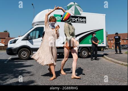 Scunthorpe, Royaume-Uni. 16 juillet 2021. La rébellion animale a organisé un blocus à l'extérieur du fournisseur de viande de McDonald's OSI pour exiger que McDonald's passe vegan d'ici 2025 Banque D'Images