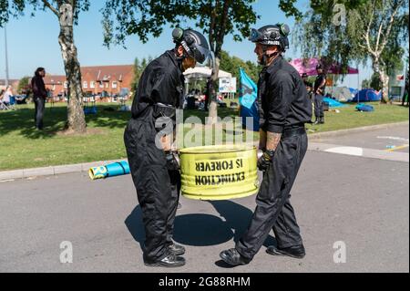 Scunthorpe, Royaume-Uni. 16 juillet 2021. La rébellion animale a organisé un blocus à l'extérieur du fournisseur de viande de McDonald's OSI pour exiger que McDonald's passe vegan d'ici 2025 Banque D'Images