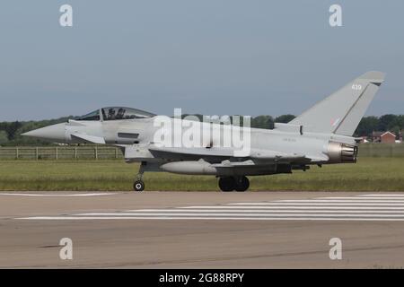 Une paire de Typhoon FGR4 de la Royal Air Force de 29 Sqn tournant sur la piste à RAF Coningsby pour le départ. Banque D'Images