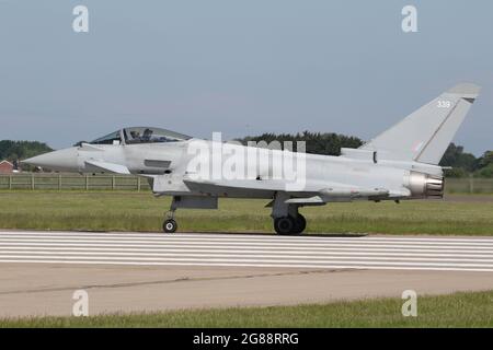 Une paire de Typhoon FGR4 de la Royal Air Force de 29 Sqn tournant sur la piste à RAF Coningsby pour le départ. Banque D'Images