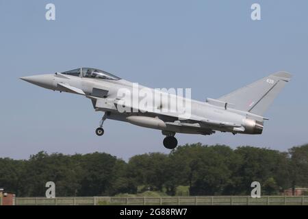 Typhon FGR4 de la RAF de 3 Sqn, Royal Air Force de retour à la RAF Coningsby dans le Lincolnshire. Banque D'Images