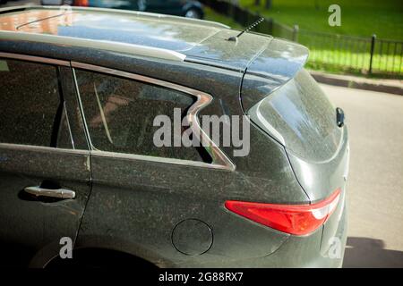Voiture sale dans la rue. Poussière sur les vitres de voiture. Voiture noire dans le parking. Banque D'Images