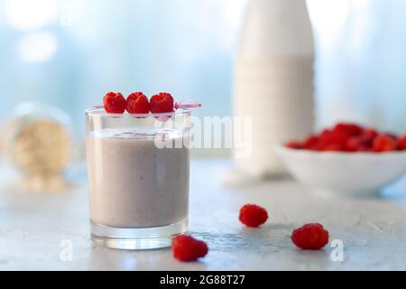 Milk-Shake aux flocons d'avoine avec bananes et framboises. Alimentation saine Banque D'Images