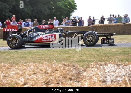 Lotus E21 Formule 1, Grand Prix au Goodwood Festival of Speed 2013. Kimi Räikkönen 2012, en course sur la piste de montée de la colline avec la foule Banque D'Images