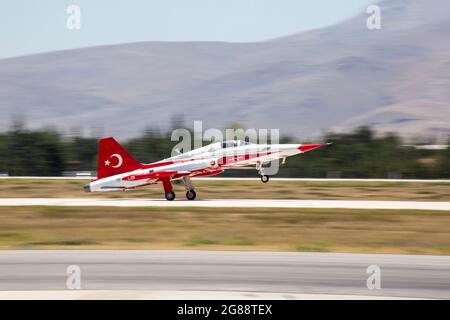 Konya, Turquie - 07 01 2021: Les étoiles turques, une équipe de démonstration de l'Armée de l'air turque, pendant le décollage pour l'entraînement Anatolien Eagle, qui s'est tenu à Kony Banque D'Images