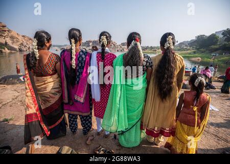 Hampi, Karnataka, Inde - 10 janvier 2020 : les gens se baignent et se prépare sur les rives de la rivière Tungabhadra dans la ville de Hampi. Banque D'Images