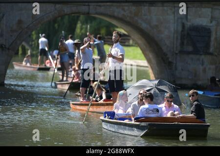 Cambridge, Royaume-Uni. 18 juillet 2021. Avec des températures britanniques atteignant 30 degrés Celsius, les visiteurs de Cambridge apprécient de faire des promenades à Punt le long de la rivière Cam qui traverse la ville Credit: MARTIN DALTON/Alay Live News Banque D'Images