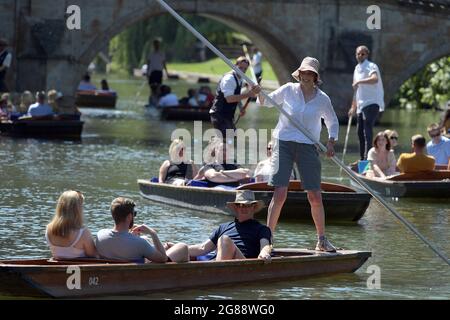 Cambridge, Royaume-Uni. 18 juillet 2021. Avec des températures britanniques atteignant 30 degrés Celsius, les visiteurs de Cambridge apprécient de faire des promenades à Punt le long de la rivière Cam qui traverse la ville Credit: MARTIN DALTON/Alay Live News Banque D'Images