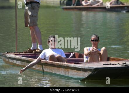 Cambridge, Royaume-Uni. 18 juillet 2021. Avec des températures britanniques atteignant 30 degrés Celsius, les visiteurs de Cambridge apprécient de faire des promenades à Punt le long de la rivière Cam qui traverse la ville Credit: MARTIN DALTON/Alay Live News Banque D'Images