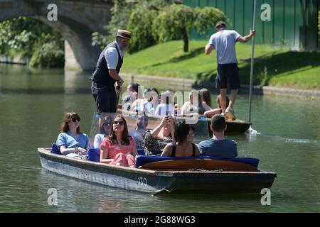 Cambridge, Royaume-Uni. 18 juillet 2021. Avec des températures britanniques atteignant 30 degrés Celsius, les visiteurs de Cambridge apprécient de faire des promenades à Punt le long de la rivière Cam qui traverse la ville Credit: MARTIN DALTON/Alay Live News Banque D'Images