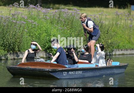 Cambridge, Royaume-Uni. 18 juillet 2021. Avec des températures britanniques atteignant 30 degrés Celsius, les visiteurs de Cambridge apprécient de faire des promenades à Punt le long de la rivière Cam qui traverse la ville Credit: MARTIN DALTON/Alay Live News Banque D'Images