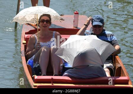 Cambridge, Royaume-Uni. 18 juillet 2021. Avec des températures britanniques atteignant 30 degrés Celsius, les visiteurs de Cambridge apprécient de faire des promenades à Punt le long de la rivière Cam qui traverse la ville Credit: MARTIN DALTON/Alay Live News Banque D'Images