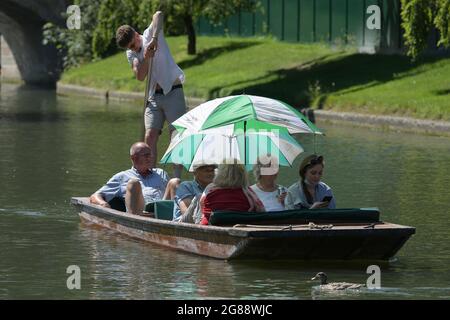 Cambridge, Royaume-Uni. 18 juillet 2021. Avec des températures britanniques atteignant 30 degrés Celsius, les visiteurs de Cambridge apprécient de faire des promenades à Punt le long de la rivière Cam qui traverse la ville Credit: MARTIN DALTON/Alay Live News Banque D'Images