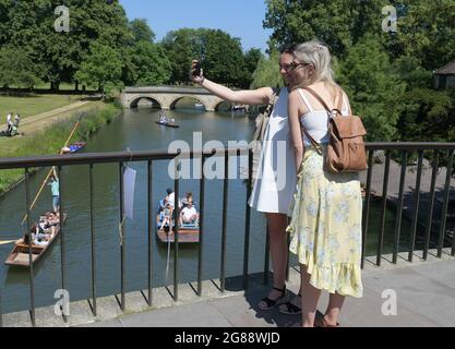 Cambridge, Royaume-Uni. 18 juillet 2021. Avec des températures britanniques atteignant 30 degrés Celsius, les visiteurs de Cambridge apprécient de faire des promenades à Punt le long de la rivière Cam qui traverse la ville Credit: MARTIN DALTON/Alay Live News Banque D'Images