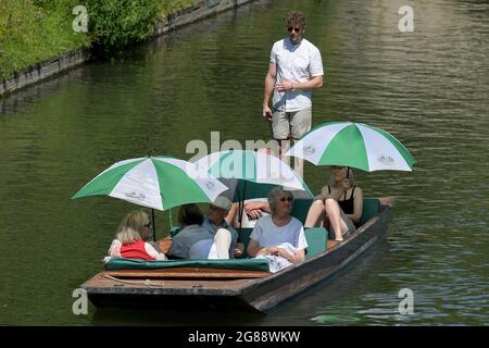 Cambridge, Royaume-Uni. 18 juillet 2021. Avec des températures britanniques atteignant 30 degrés Celsius, les visiteurs de Cambridge apprécient de faire des promenades à Punt le long de la rivière Cam qui traverse la ville Credit: MARTIN DALTON/Alay Live News Banque D'Images