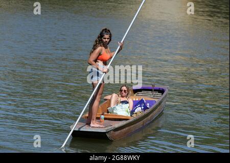 Cambridge, Royaume-Uni. 18 juillet 2021. Avec des températures britanniques atteignant 30 degrés Celsius, les visiteurs de Cambridge apprécient de faire des promenades à Punt le long de la rivière Cam qui traverse la ville Credit: MARTIN DALTON/Alay Live News Banque D'Images